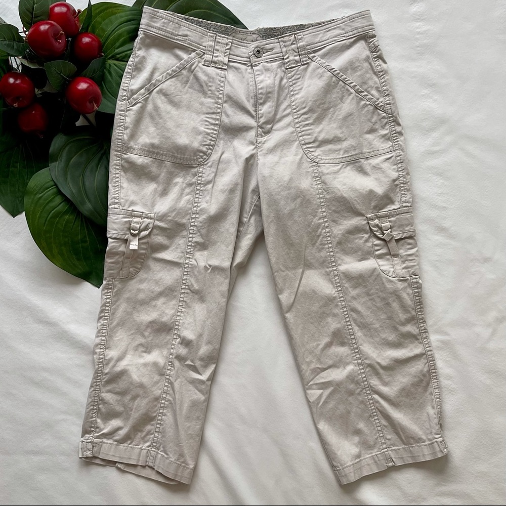 Gloria Vanderbilt Khaki Crop Straight Leg Capris 8 (Women’s)